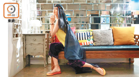 李彩華於舞台劇飾演印度窮家女。