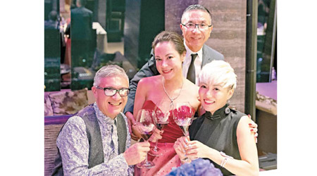 雷怡暉（左二）與男友（右二）祝陳鈺芸夫婦新婚快樂。