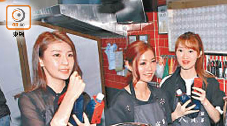 施匡翹（左起）、蔣嘉瑩、蘇慧恩派涼茶，大受歡迎。