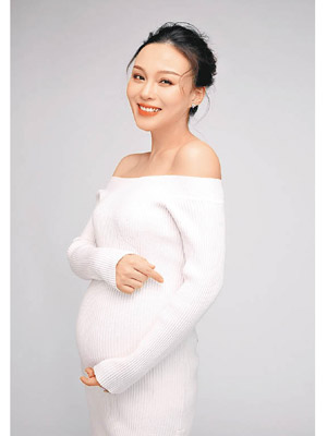 朱璇上載唯美凸肚照，分享懷孕喜悅。