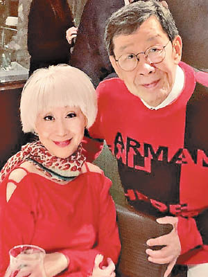 胡楓與陳曼娜齊穿紅色衫，被讚「金童玉女」。