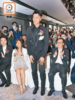 王浩信現身公開活動唔戴罩，與背後的戴罩人群相映成趣。