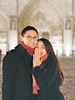 姜麗文以水晶戒，慶祝她與未婚夫的愛。