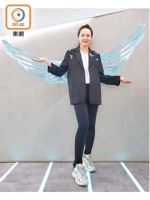 柳妍熙設計「夢想翅膀」圖案，希望學生能星夢高飛。