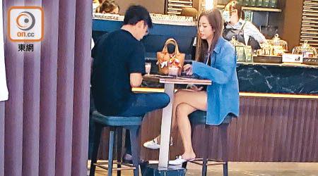 胡美貽與男友在咖啡店撐枱腳。