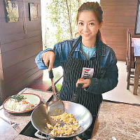 何雁詩跟當地人學煮泰國菜，做實習主婦。