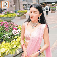 陳欣妍主演港印合作電影，曾穿民族服拍海報。