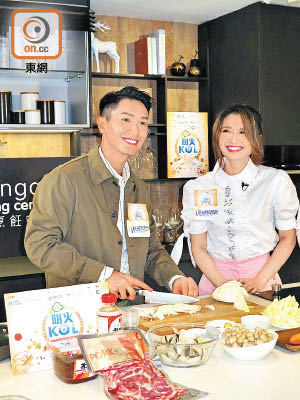 陳柏宇與黃妍拍攝煮食宣傳片。