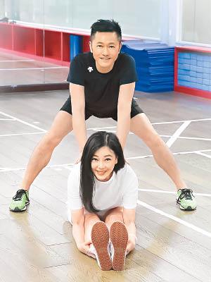 蘇志威與劉小慧一齊做運動，增進夫妻感情。