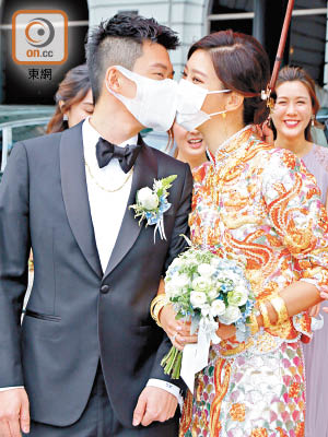 余香凝與老公隔着口罩扮錫錫，期間以花球遮肚。