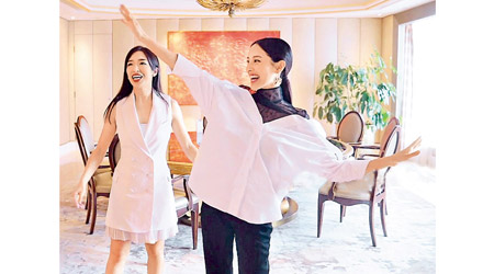 陳凱琳（右）在直播中表現興奮，即場唱歌又起舞。
