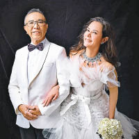 雷怡暉戴上瑰麗鑽石頸鏈，與陳一昇拍攝婚照。