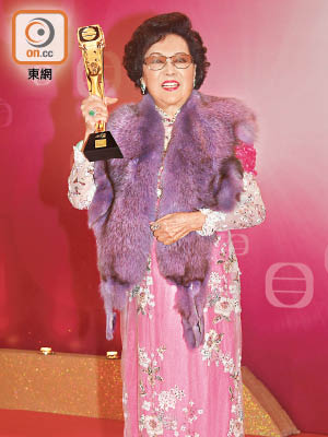 李香琴獲頒「萬千光輝演藝人大獎」表揚其影視貢獻。