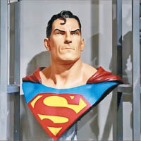 吳卓羲指這個超人胸像是最珍貴的，由一位工廠老闆送贈，更是第一代超人的模樣，有錢都買唔到！