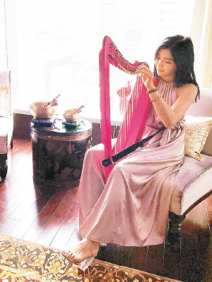 陳偉琪在豪華靚房玩音樂，零舍有Feel。