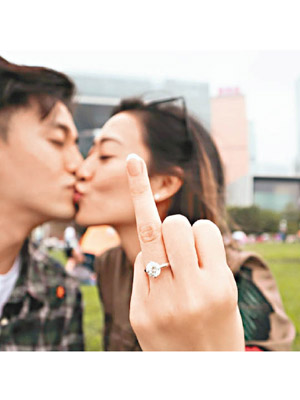 丁子田邊錫男友邊騷戒指，夠晒甜蜜。