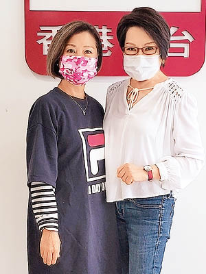 陳劉惠嫺（左）接受電台主持車淑梅訪問。