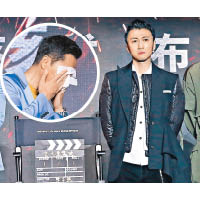 霆鋒與子丹看到代表陳木勝的導演椅，眼紅紅落淚。