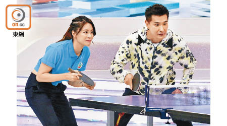 陳展鵬與林凱恩組隊打乒乓波。