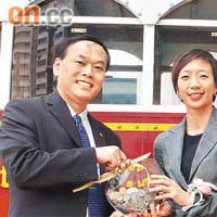 香港電車總經理梁德興（左）將捐贈外幣交予奧比斯香港劉慧思。