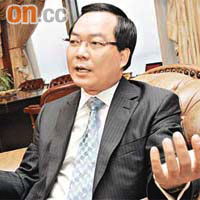 中聯石化主席許智明指孔令強日前提出的指控無事實根據，現正式控告孔氏誹謗。