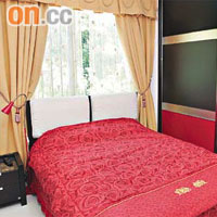 睡房以實用設計為主，顏色對比強烈。