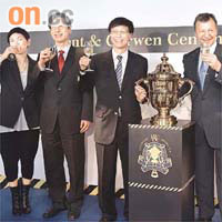 利邦與香港賽馬會合作，將連續三年贊助「Kent & Curwen百週年紀念短途盃」，右二為利邦董事總經理王日明。	（潘國禮攝）