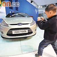 大陸汽車銷量受惠於經濟好轉而暢旺。圖為廣州車展情況。
