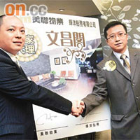 蔡仁輝（右）稱，文昌閣投資成本五千萬元。左為美聯何銘培。（潘國禮攝）