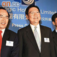 柯清輝（左一）表示，下周將與主席馬時亨（中）親赴台灣解畫。	（陸智豪攝）
