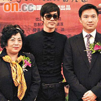 中星首度投資內地電視劇，主席薛嘉麟（右）喺杭州參加新聞發布會。