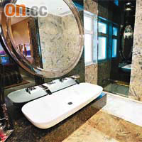 主人套房浴室的牆身、地台及櫃枱均採用名貴雲石。