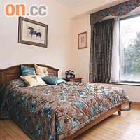 布置典雅的睡房，享青葱景致。