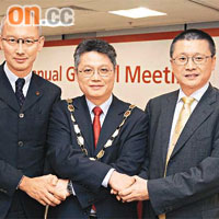 馮英偉（中）當選會計師公會新一屆會長，旁為兩名新任副會長蔡永忠（左）及周福安。	（何天成攝）