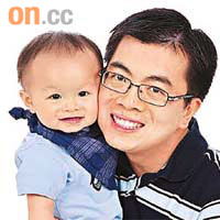 潘志偉（右）希望兒子長大後能有正確的理財觀，要適當運用金錢。