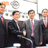 蔡耀君（右二）表示，展望明年銀行業前景仍困難。左二為候任副總裁阮國恒。                                                                       （蘇文傑攝）