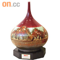 洪良專登搵台灣藝術家製作呢個名為「錦繡山河」嘅陶瓷壺，送畀港交所做紀念品。