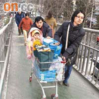 在中央鼓勵內需的政策下，內地消費市道一片景氣。圖為北京市民購物情況。