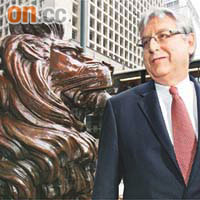 紀勤昨日起常駐香港，先在獅子像前留影。	（黎達豪攝）