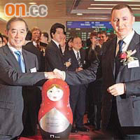 俄鋁大股東歐伯嘉（右）致送鋁製套娃予港交所主席夏佳理（左）。	（孫冰玉攝）