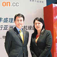 王潔鳳（右）稱星展中國計劃今年增聘100人以上。左為谷祖明。