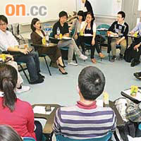 四十多名大學生向妍宇「取經」，是《產經商學院》至今參加人數最多的一次。	（黎達豪攝）