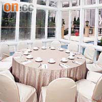 白色玻璃小屋原來是一個宴會廳，位於泳池中央。