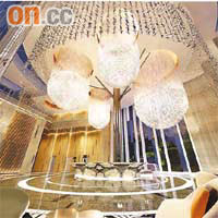 名城入口大堂高度達50呎，並設大型水晶吊燈。