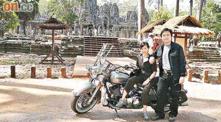 呢張相係錢志健與太太去柬埔寨揸電單車時影嘅。