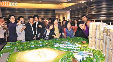 金峰‧南岸示範單位昨參觀氣氛熾熱，物業模型亦吸引大批準買家圍觀。