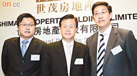 許榮茂（左二）表示，人民幣升值對公司有利，左一為副主席許世壇。	（霍振鋒攝）