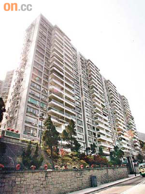 松栢新邨屬東半山的高齡豪宅，但由於單位實用及景觀不俗，故一向受買家追捧。