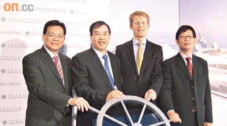 海澱攞到公主遊艇喺香港嘅獨家分銷權，主席韓國龍（左二）話呢盤生意大有可為。