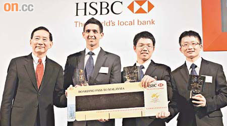 王冬勝（左一）頒發「滙豐青年企業家獎」金獎予得獎同學，表揚佢哋嘅創新精神。	（黃仲民攝）